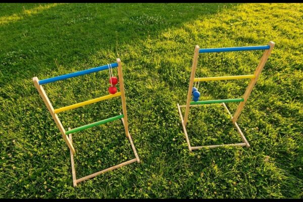 Leitergolf Spielszene mit Bolas auf Leiter im Garten