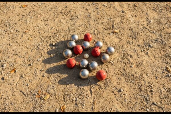 Boccia Kugeln auf Kiesbahn in der Sonne