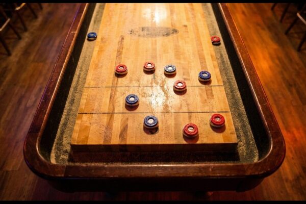 Shuffleboard Tisch mit Pucks und Punktelinien