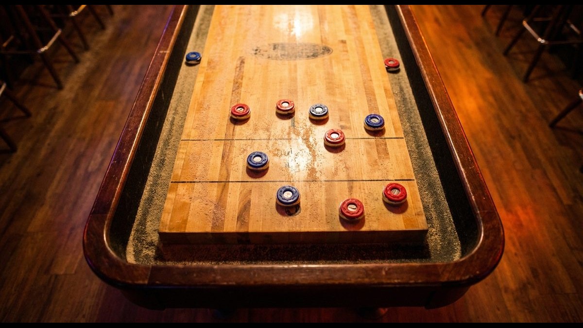 Shuffleboard Tisch mit Pucks und Punktelinien