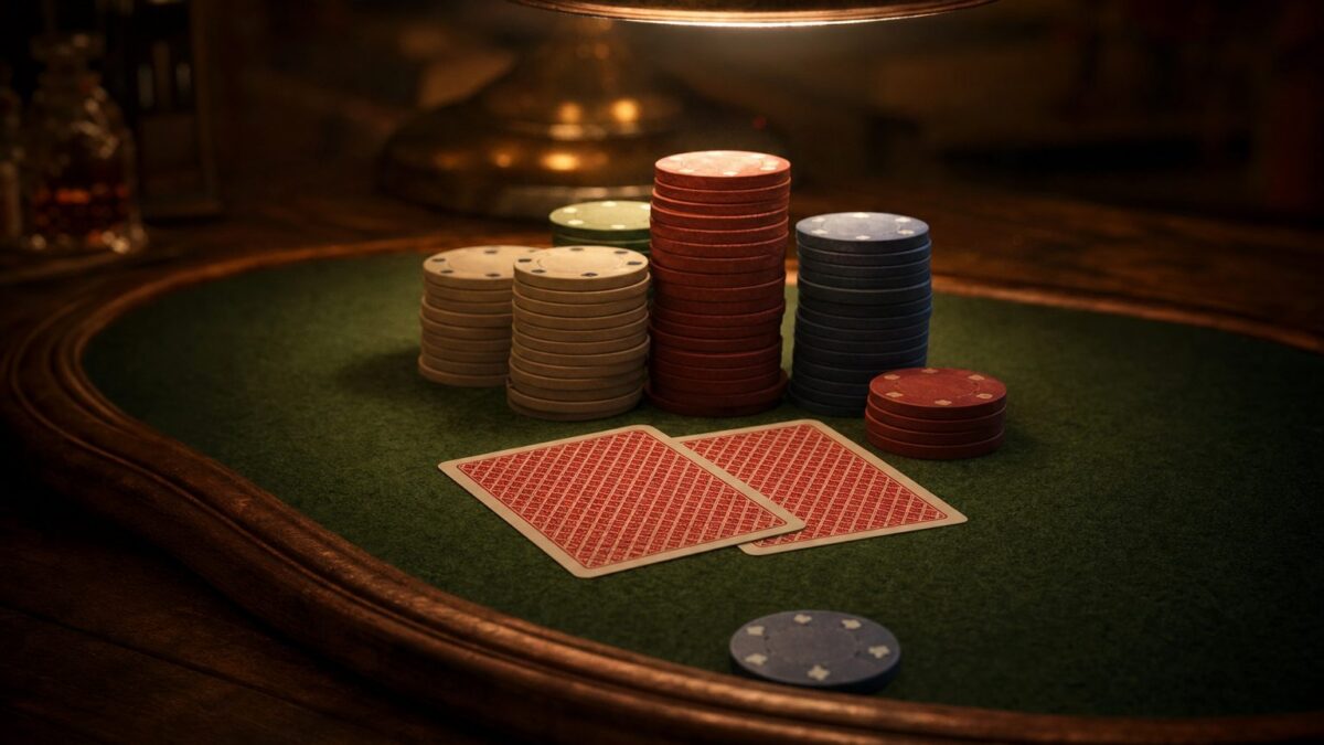 Pokerkarten und Chips auf grünem Filz